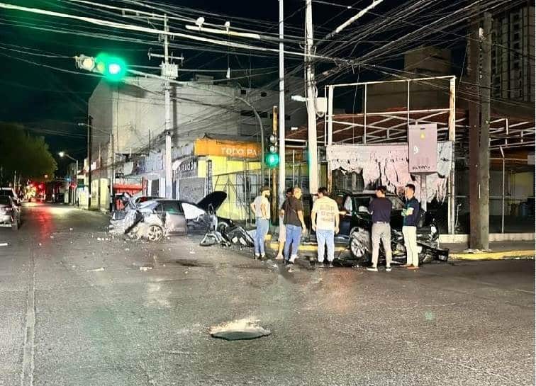 Tres ingenieros coreanos causaron la destrucción de dos vehículos, al provocar un accidente vial, luego de que el conductor de la camioneta en que se trasladaban,  manejara en sentido contrario en el centro de la ciudad.