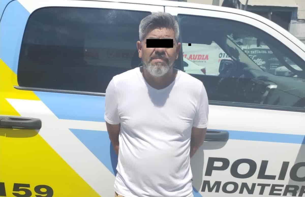 Un taxista que labora por medio de plataforma digital, fue detenido por oficiales de la Policía de Monterrey, luego de presuntamente enseñar sus partes íntimas a una pasajera, que le solicitó el servicio de alquiler.