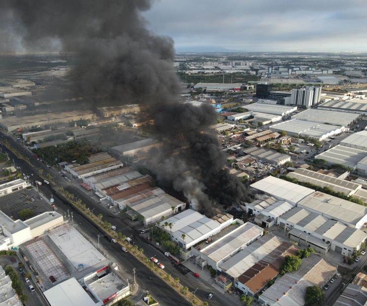 Se incendian 7 bodegas en Parque Industrial de Apodaca