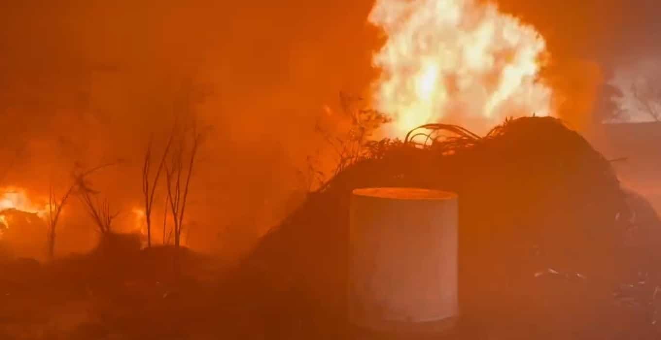 Un parque industrial ubicado en el municipio de Apodaca, se convirtió en un verdadero infierno, al incendiarse diez bodegas.