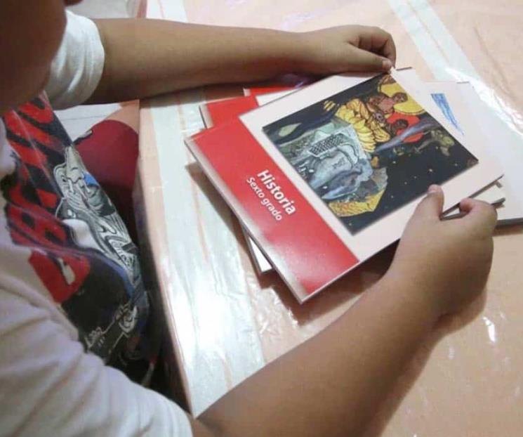 Crece polémica por libros de texto gratuitos en México