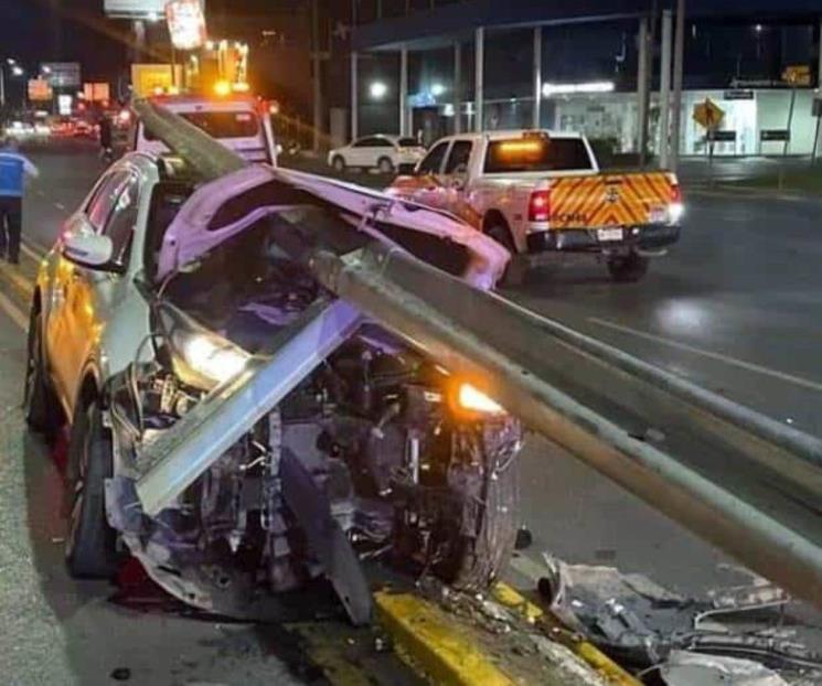 Conductora se estrella contra barandal de acero en Monterrey
