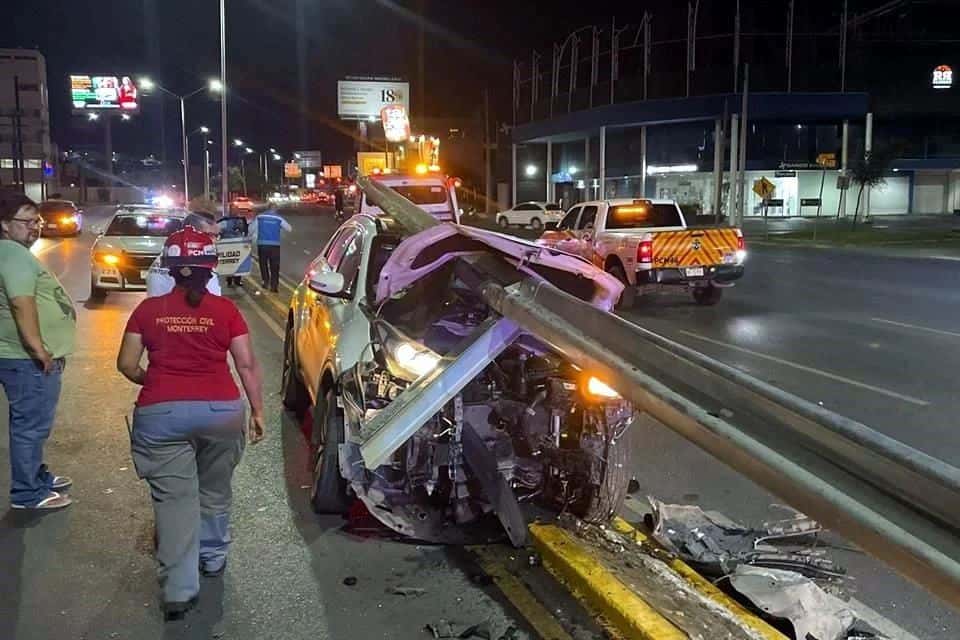 Una mujer se salvó de morir en forma milagrosa, después de estrellarse contra un barandal de acero, que penetró si camioneta de lado a lado, en la Colonia Los Remates, en el sur de Monterrey.