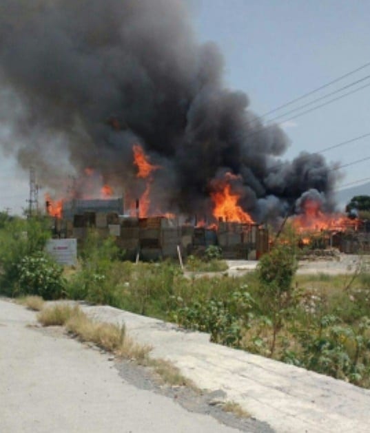 La racha de incendio continua registrándose en la zona metropolitana, ahora fue en el municipio de Santa Catarina, donde se incendió una empresa recicladora de tarimas de madera.