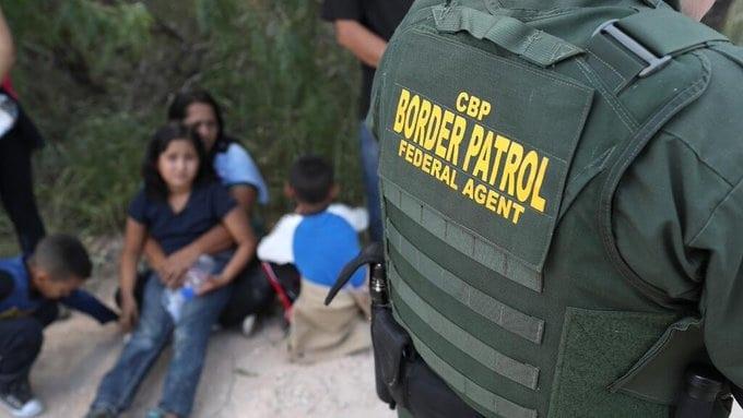 Separa Texas a familias migrantes y detiene a los padres