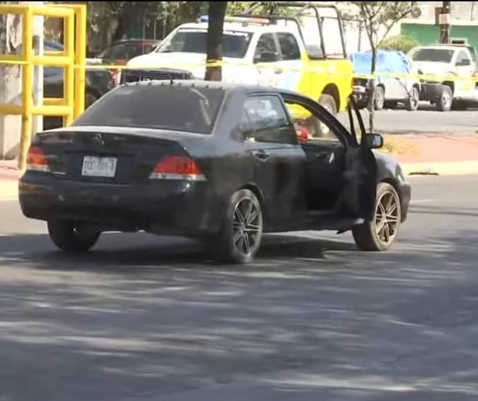 Elementos de Seguridad Pública y tránsito de Monterrey, se vieron sorprendidos, al ser abordados por automovilista que llevaba a dos personas baleadas en su automóvil en la Colonia Rubén Jaramillo.
