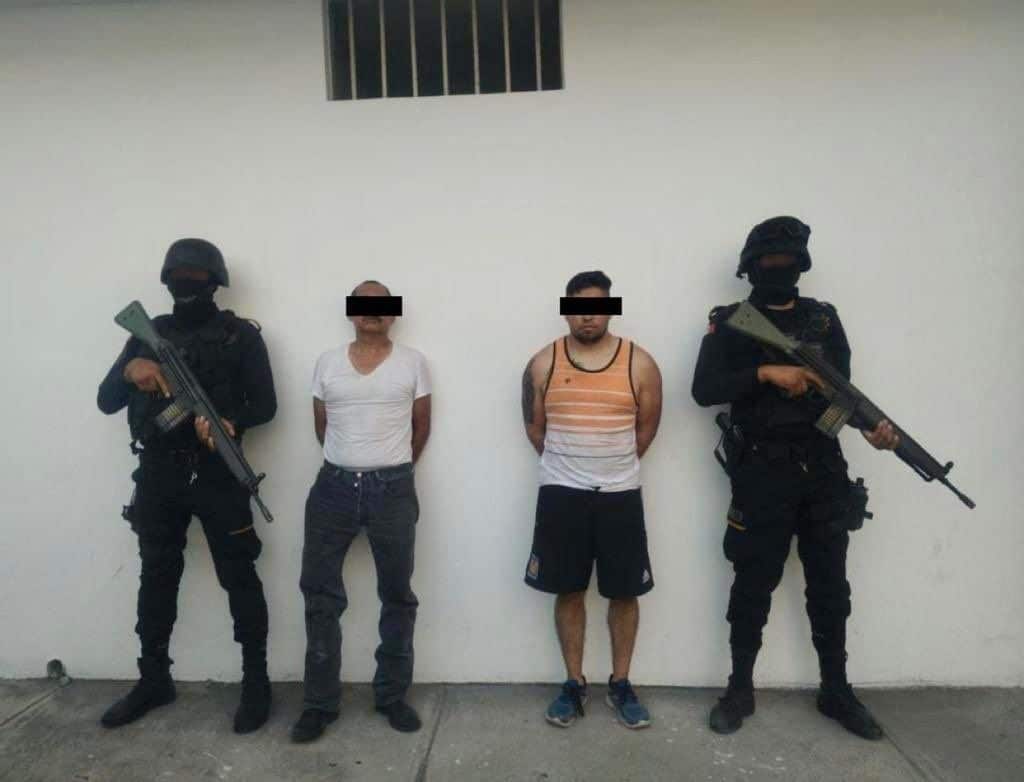 Con base en trabajos de inteligencia derivados de denuncias ciudadanas anónimas, Fuerza Civil arrestó a dos hombres por portación ilegal de armas y amenazas de muerte en el municipio de Guadalupe.