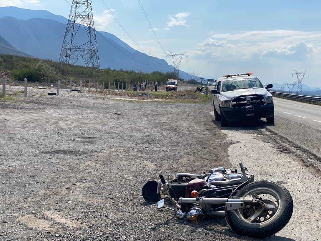 Un motociclista perdió la vida al ser embestido por un camión de transporte de personal, en el municipio de Ciénega de Flores.