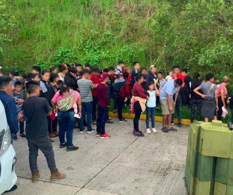 Rescatan a 126 migrantes en autobús de turismo en Veracruz