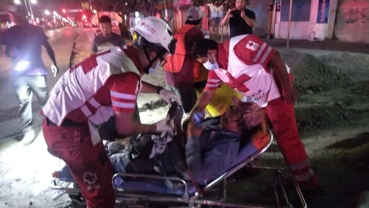 Un trabajador resultó lesionado luego de quedar debajo de una retroexcavadora tras ser chocada la máquina por una camioneta que posteriormente se volcó, la madrugada de ayer en el centro de Monterrey.