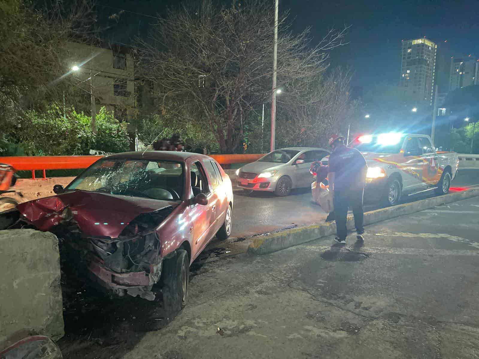 Luego de estrellar su vehículo, el conductor de la unidad se retiró del lugar aparentemente lesionado, la noche del lunes en el centro de Monterrey.