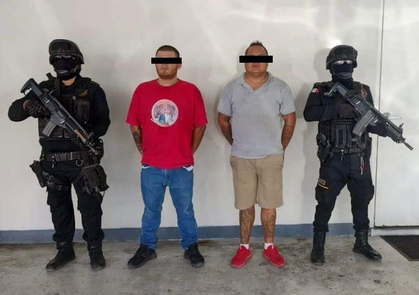 Un taxista y su acompañante, quienes transportaban drogas y un arma de fuego, fueron arrestados por elementos de Fuerza Civil en la Colonia CROC, al norte de Monterrey.