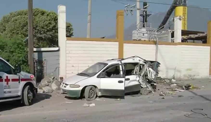 El conductor de un camión de carga falleció luego de estrellarse contra al menos cinco vehículos y volcar, ayer en Camino a las Pedreras, municipio de General Escobedo.
