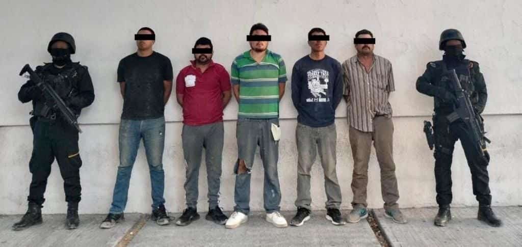 Un grupo de cinco hombres en posesión de dos armas cortas y más de 80 dosis de cristal, fueron arrestados por elementos de Fuerza Civil en el municipio de Hualahuises.