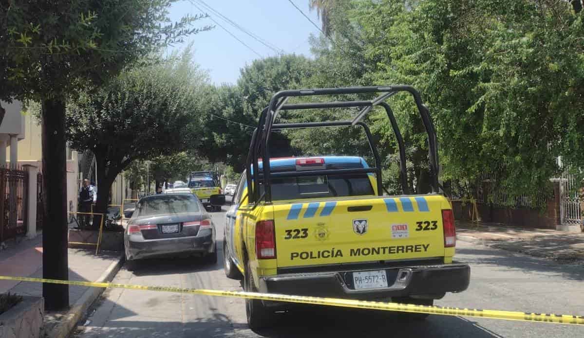 Tras amenazar con un arma de fuego al conductor de otro vehículo luego de un incidente vial, un automovilista fue detenido por elementos de la Secretaría de Seguridad y Protección a la Ciudadanía de Monterrey, en la Colonia Mitras Centro.