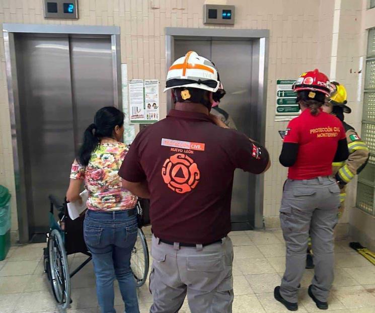 Rescatan a mujeres atrapadas en elevador de clínica del IMSS