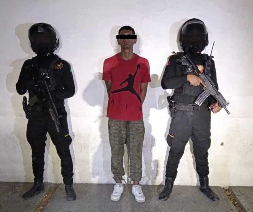 En dos operativos realizados por Fuerza Civil en los municipios de Pesquería y Monterrey, fueron detenidos el jueves pasado dos hombres, uno de ellos de origen colombiano, a los que se les aseguraron armas de fuego y 40 dosis de cristal.
