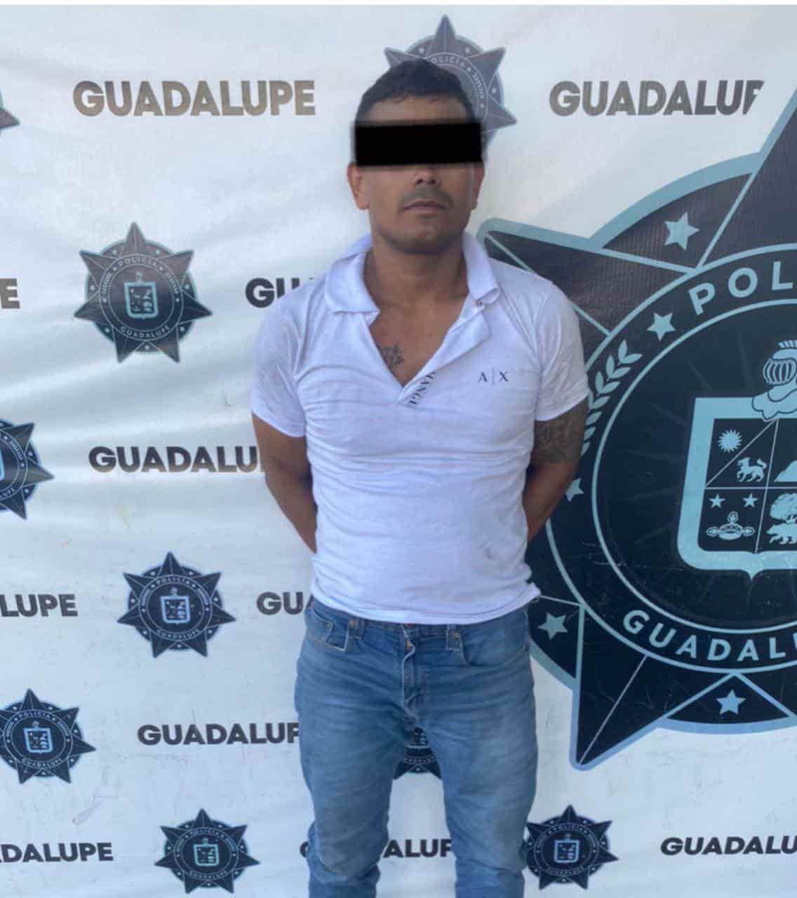 Personal de la Unidad de Investigación Criminal de Guadalupe, en coordinación con la Unidad de Investigación del municipio de Juárez, detuvieron a un hombre que está plenamente identificado de cometer al menos 10 asaltos violentos a carnicerías y tiendas de conveniencia en ambas ciudades.
