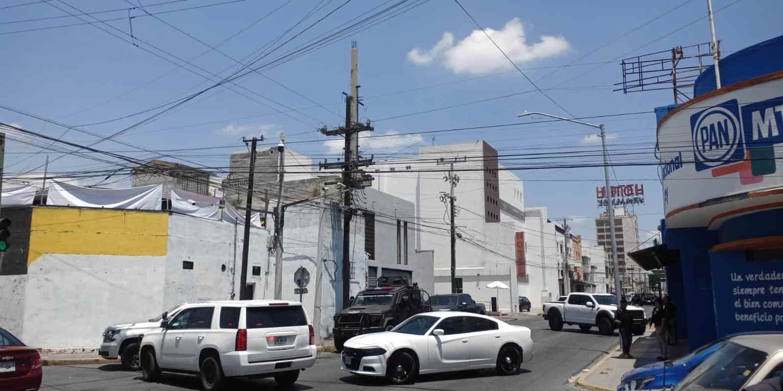 Una bodega ubicada en el centro de Monterrey, donde presuntamente se realizan actividades de narcomenudeo, fue cateada por la Fiscalía General de Justicia de Nuevo León.