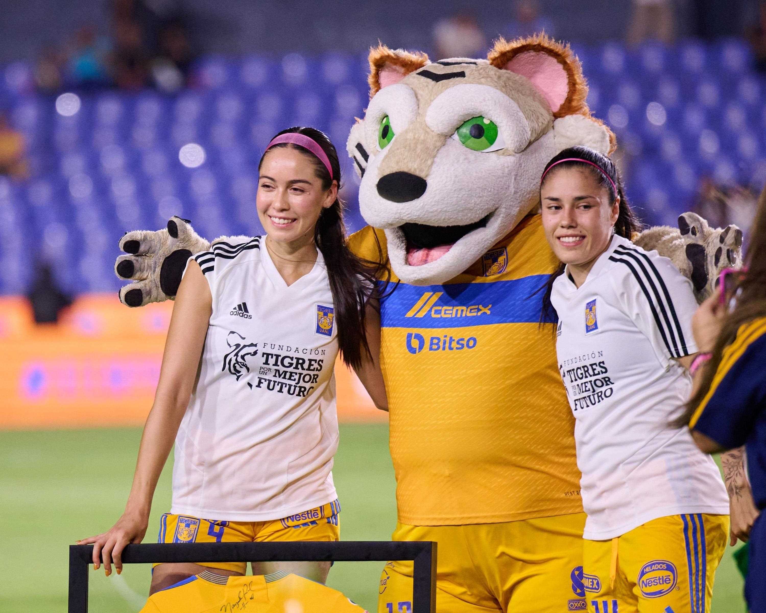 Reconocen a Greta Espinoza y Lizbeth Ovalle por llegar 200 partidos con Tigres Femenil.