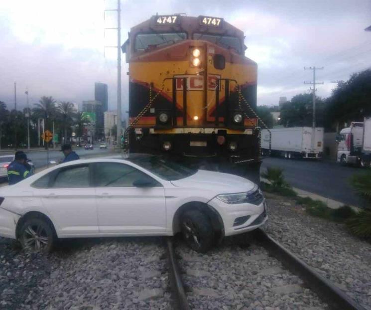 Tren choca contra carro descompuesto en San Jerónimo