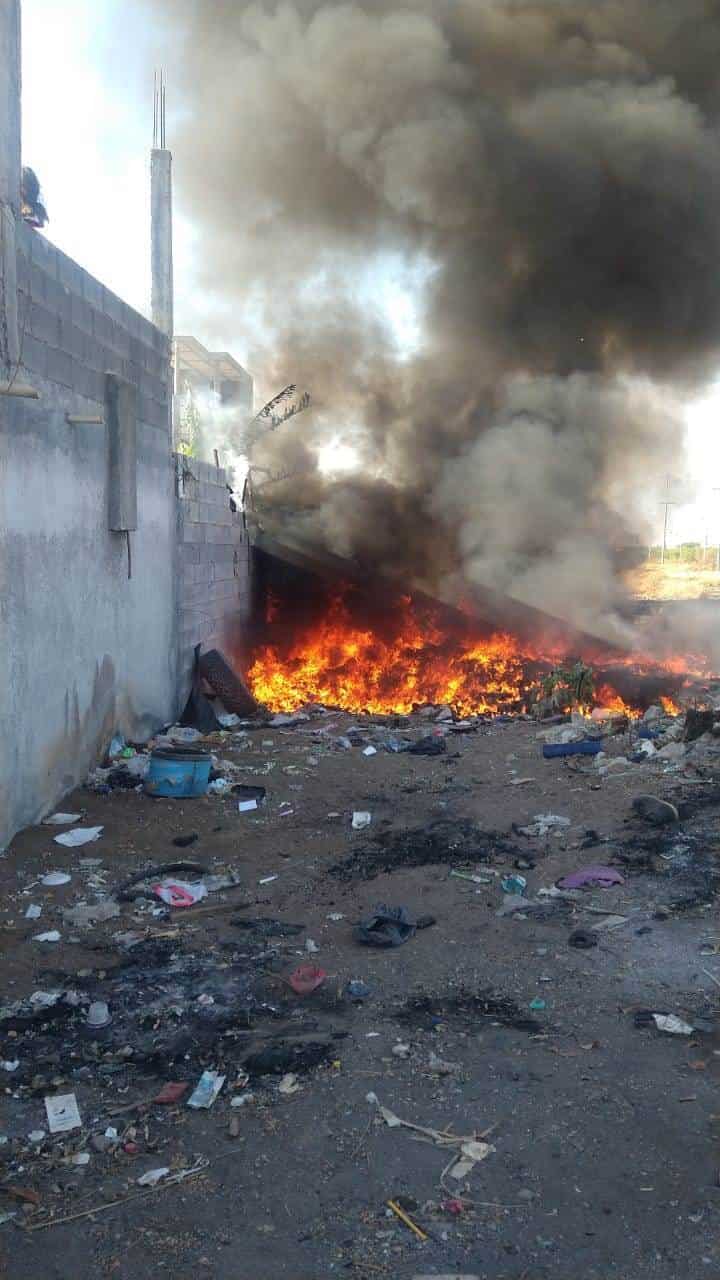 El incendio de basura en un terreno baldío que llegó a un domicilio, movilizó ayer en el municipio de El Carmen.