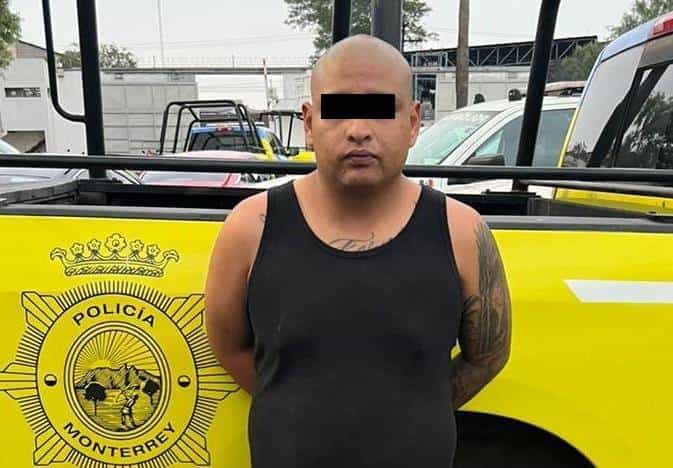Un presunto narcomenudista que portaba 12 envoltorios con droga, fue detenido por elementos de la Secretaría de Seguridad y Protección a la Ciudadanía de Monterrey, cuando intentaba darse a la fuga en un taxi, ayer en la Colonia Sarabia.