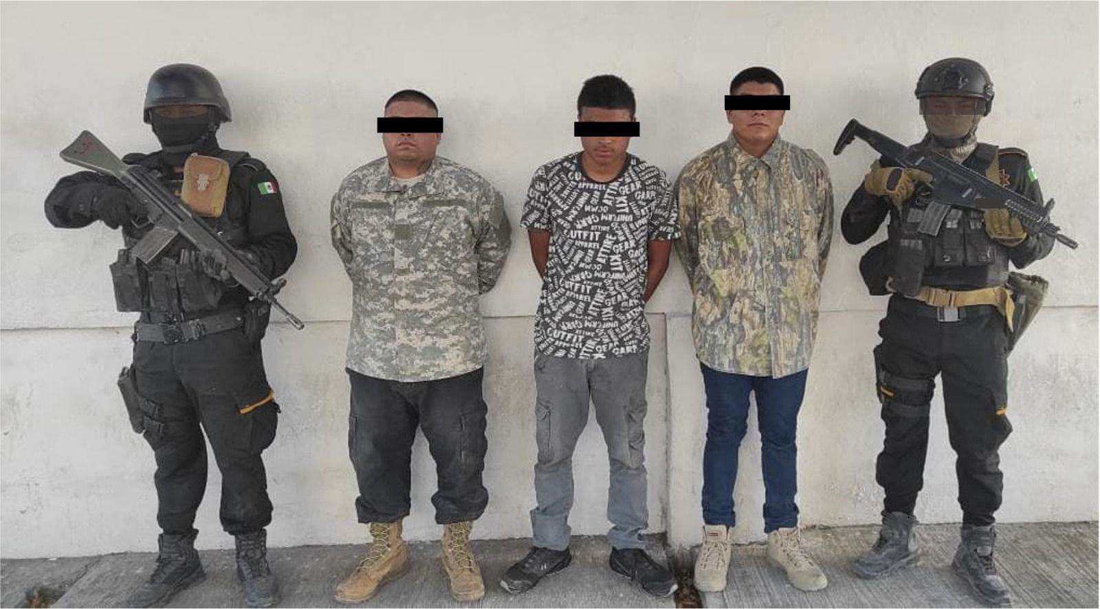 Tres hombres en posesión de varias dosis de drogas y objetos antineumáticos (ponchallantas), fueron arrestados por elementos de Fuerza Civil en el municipio de Lampazos de Naranjo, al norte de Monterrey.