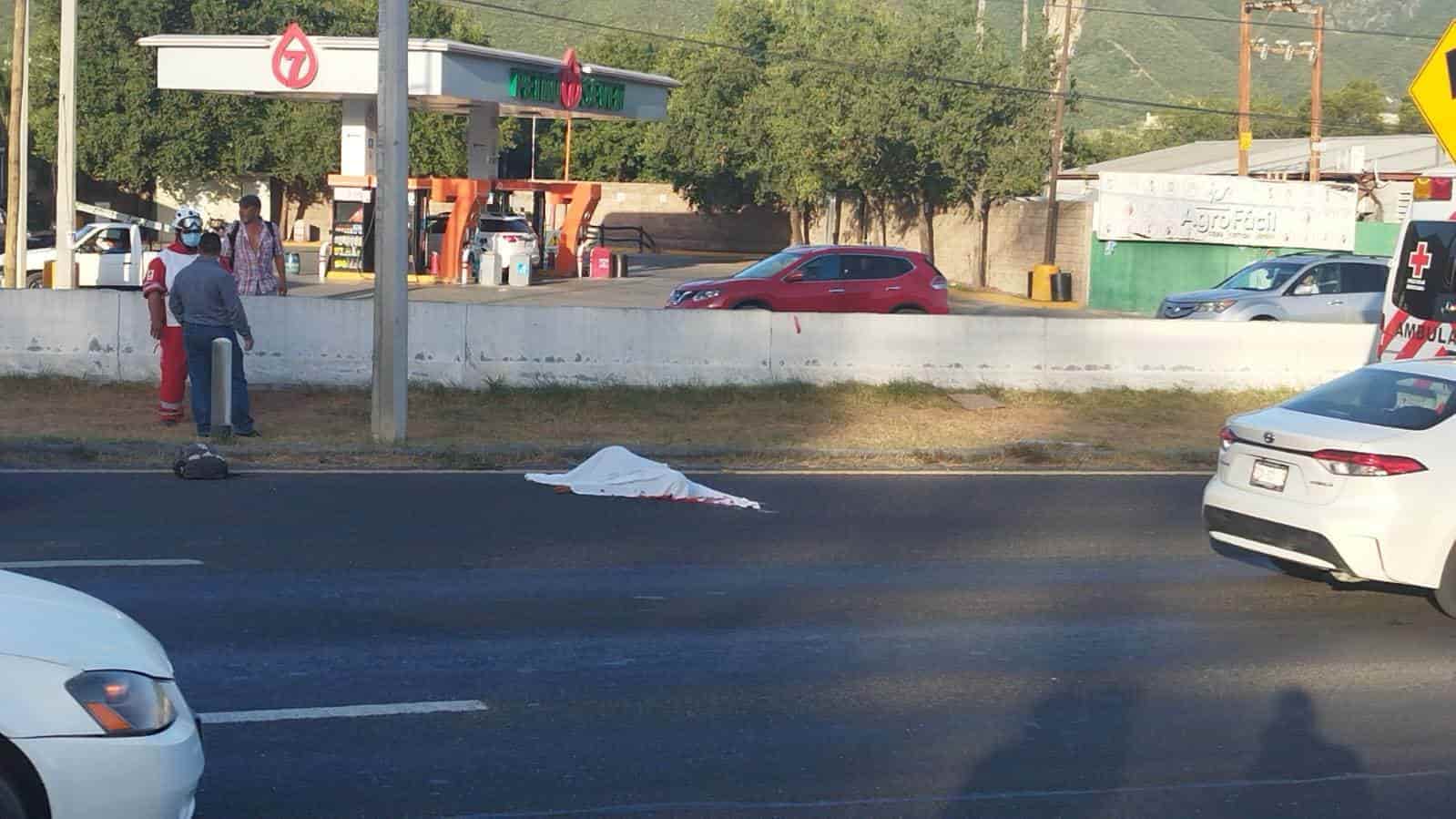 Un hombre murió al ser arrollado por el conductor de un  vehículo, cuando intentó cruzar la carretera Nacional, al sur de la ciudad.