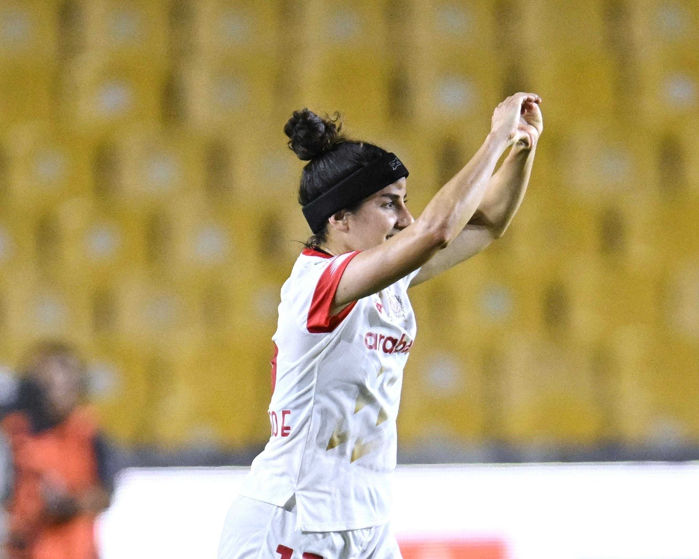Natalia Gómez Junco anota gol.