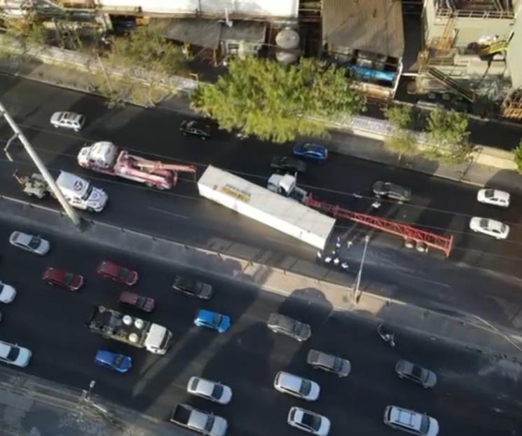 Volcadura de contenedor ocasiona caos vial en San Nicolás