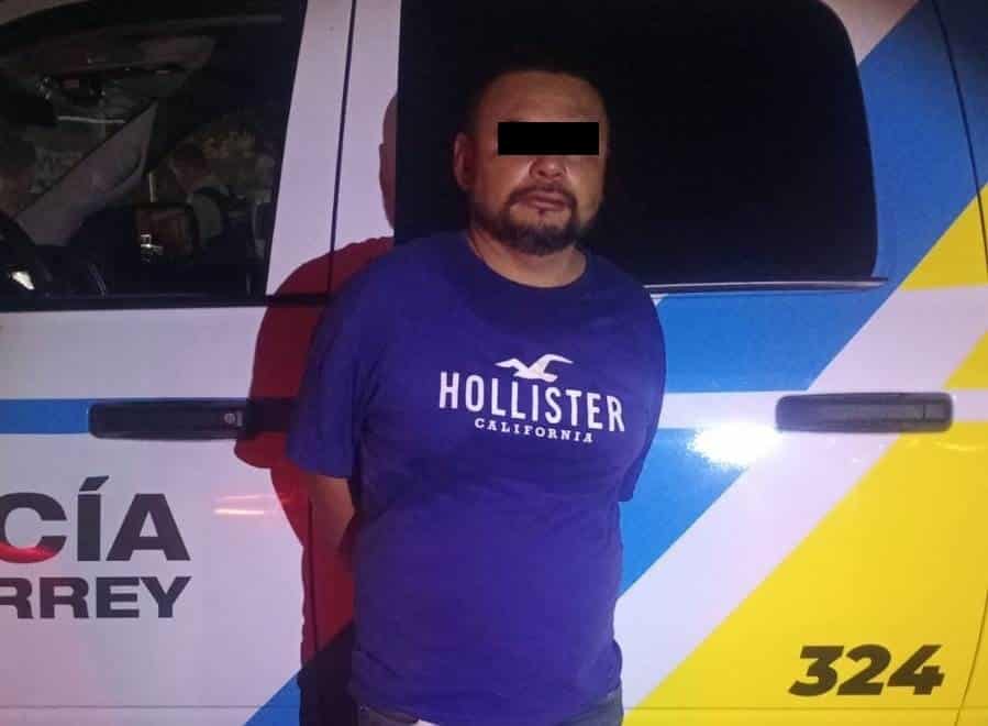 Tras ser señalado de presuntamente golpear a su pareja con un gato hidráulico, un hombre fue detenido por oficiales de la Policía de Monterrey en el estacionamiento de un billar, al poniente de la ciudad.