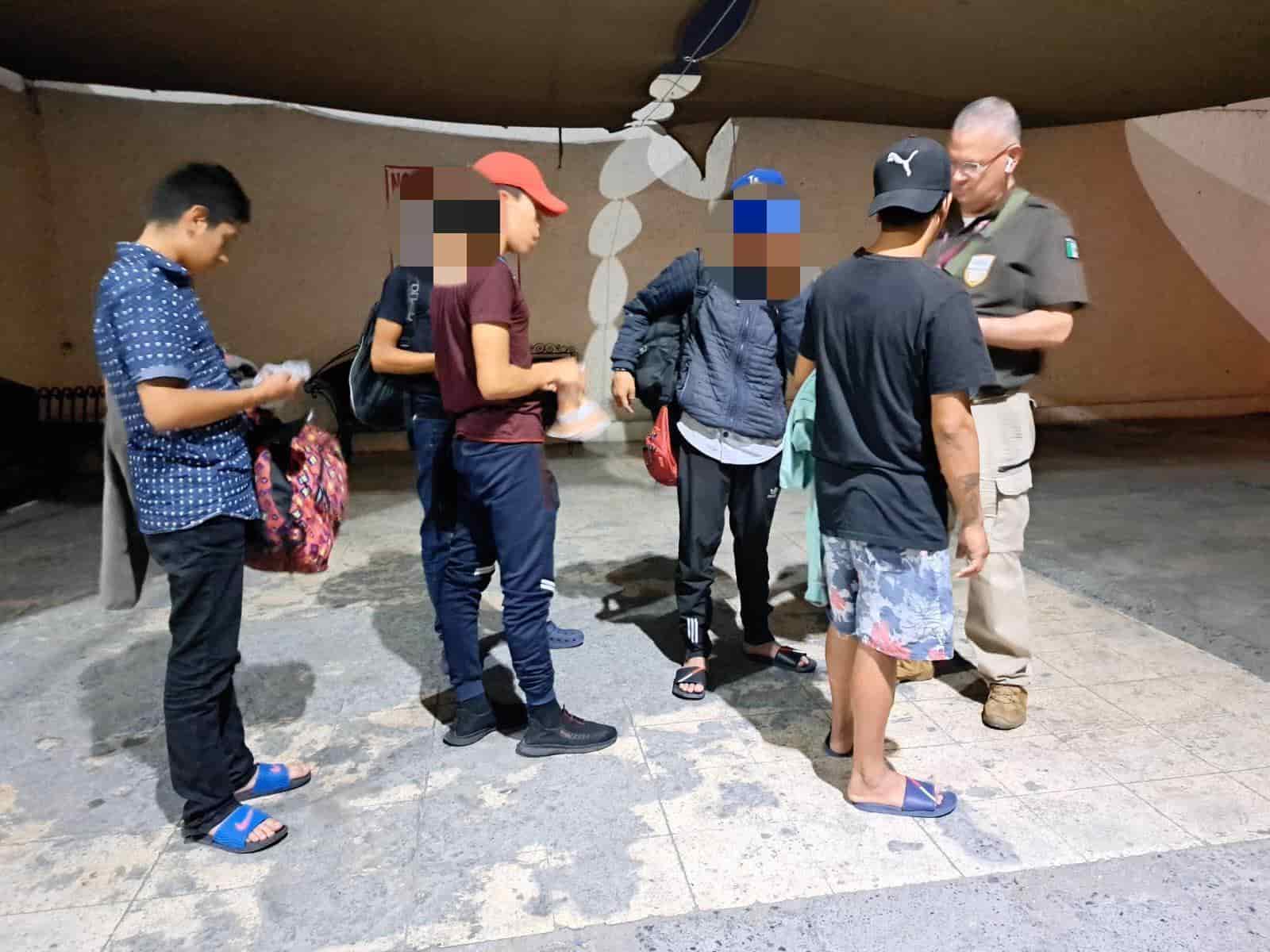 Elementos de la Agencia Estatal de Investigaciones encontraron a un grupo de cinco migrantes, tres de ellos menores de edad, en una habitación de un hotel en el centro de Monterrey.