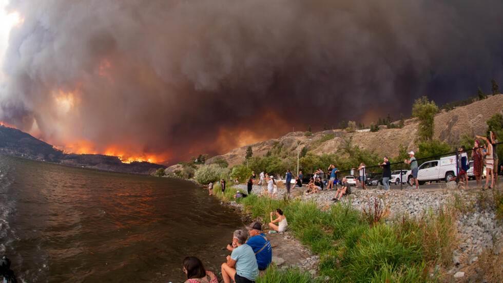 Desaloja Canadá a 30 mil personas por incendios