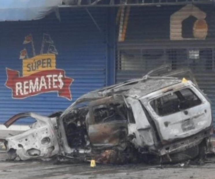 Pareja muere calcinada tras chocar su camioneta en Culiacán