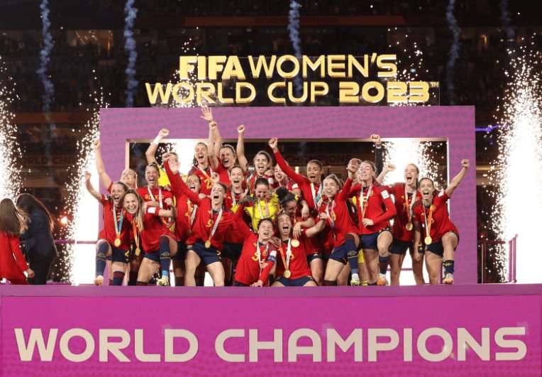España gana su primera copa en Mundial Femenil