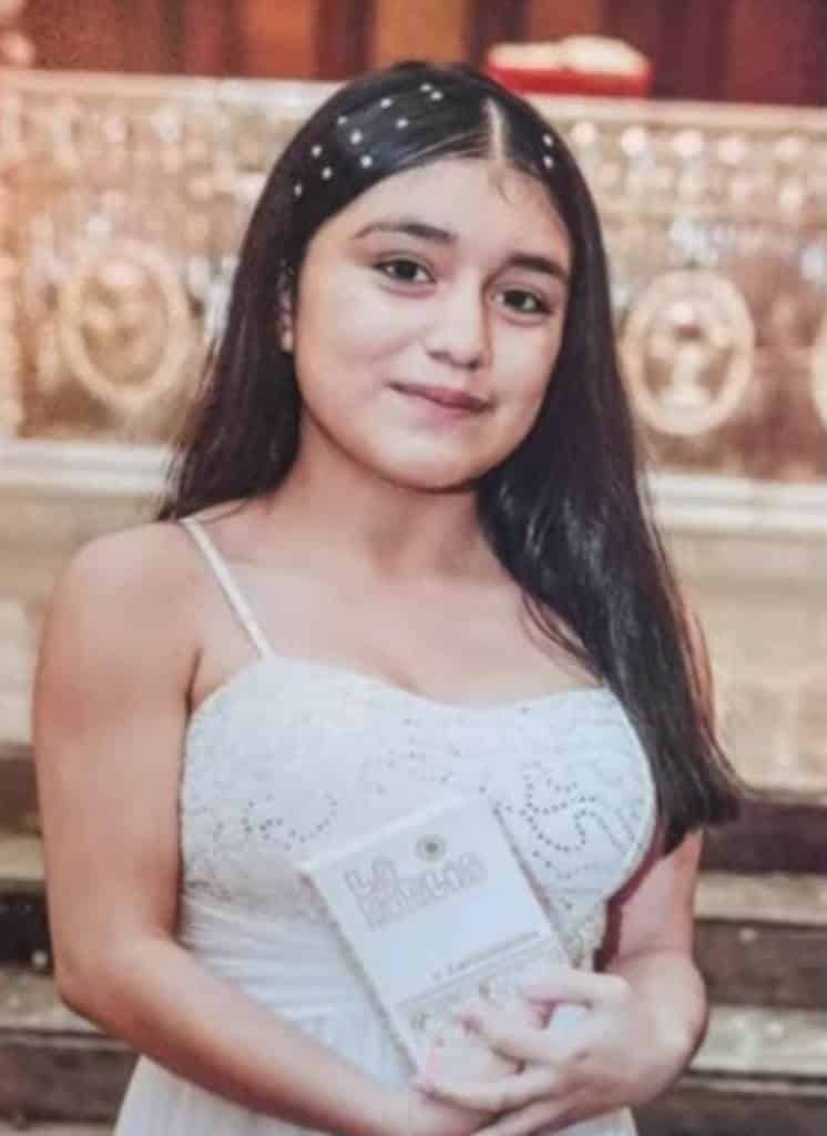 Amigos y familiares de la jovencita Ana Joely, quien murió aplastada por una barda, le dieron el último adiós este martes, en un panteón del municipio de Apodaca.