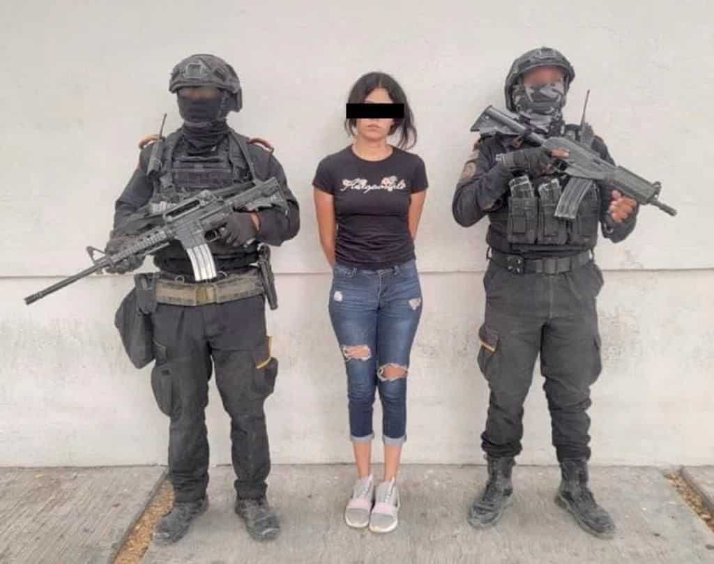 Gracias a trabajos de inteligencia policial, Fuerza Civil detuvo a una mujer, probable integrante de un grupo del crimen organizado con presencia nacional.