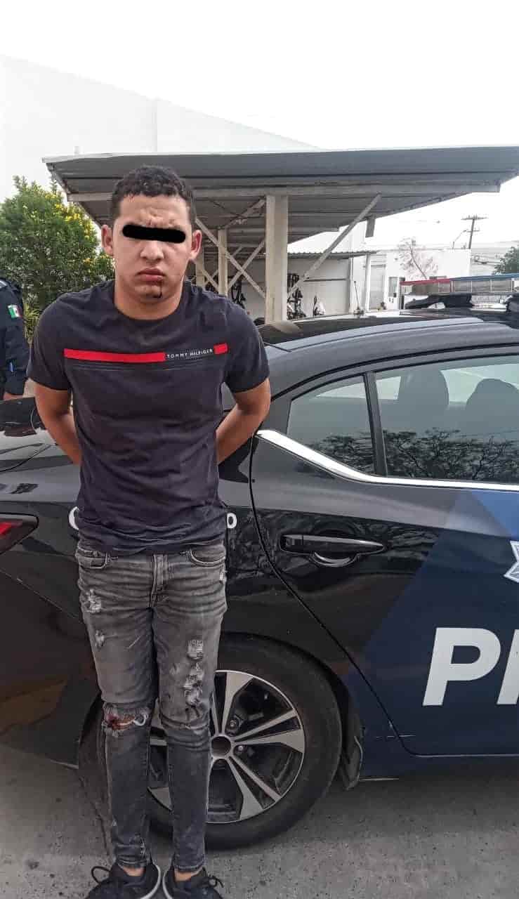 Dos jóvenes venezolanos fueron detenidos por elementos de la Policía de Proximidad de Escobedo, tras ser señalados de despojar de su tarjeta a un hombre en un cajero automático y dañar una patrulla en su intento de escape, en la Colonia Girasoles 2, en Escobedo.