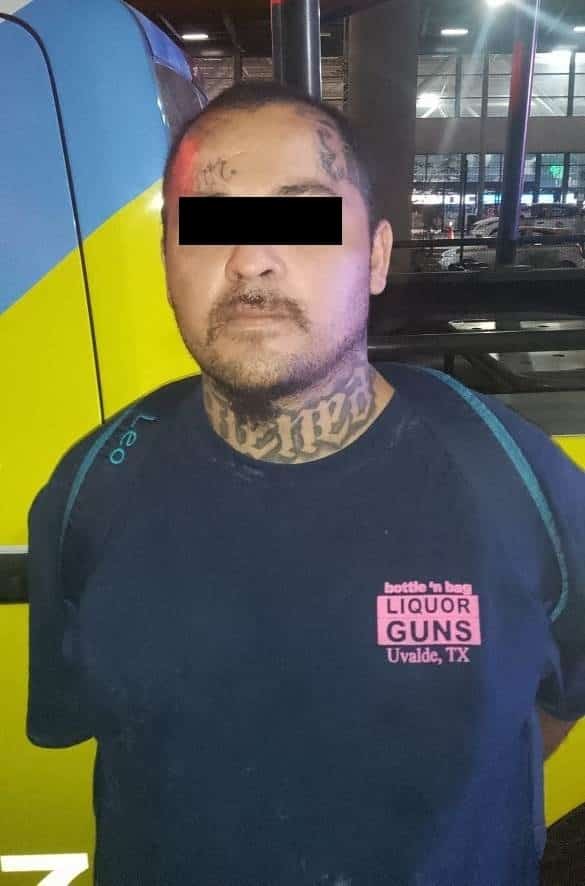 Un par de hombres que se encontraban presuntamente realizaban grafitti en la pared de la Arena Coliseo,  fueron detenidos por oficiales de la Policía de Monterrey, en la centro de la ciudad.
