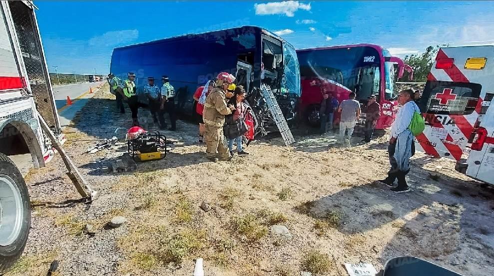 Chocan autobús y camión; hay 12 lesionados