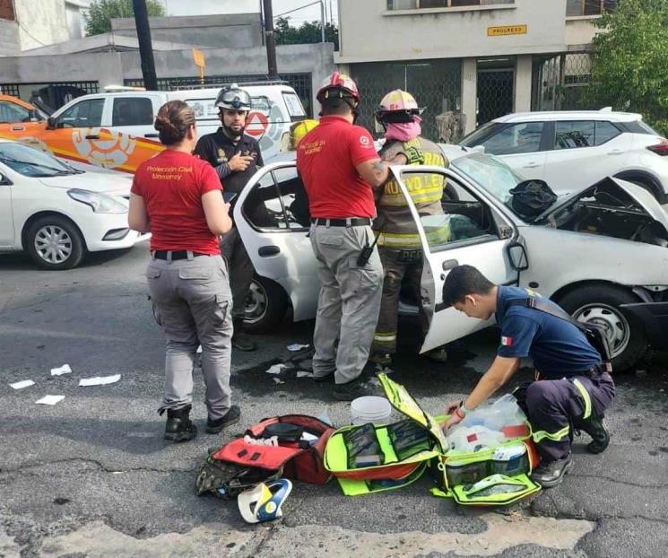 Choque frontal deja 3 heridos en Monterrey