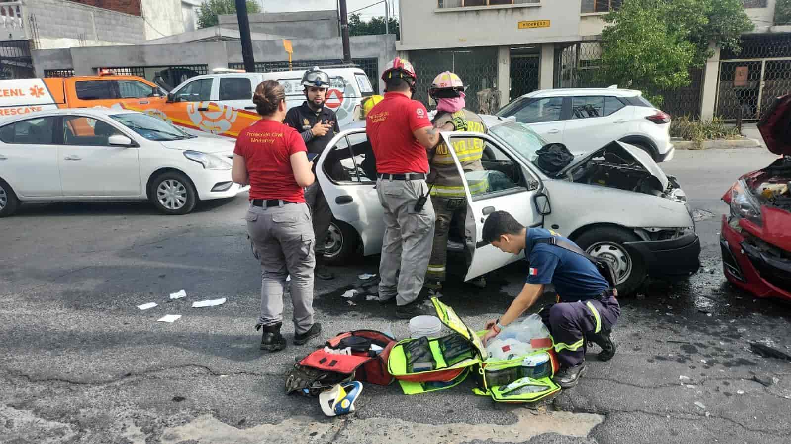 Un saldo de tres lesionados dejó un choque frontal entre dos vehículos, ayer en calles de la Colonia Treviño, en Monterrey.