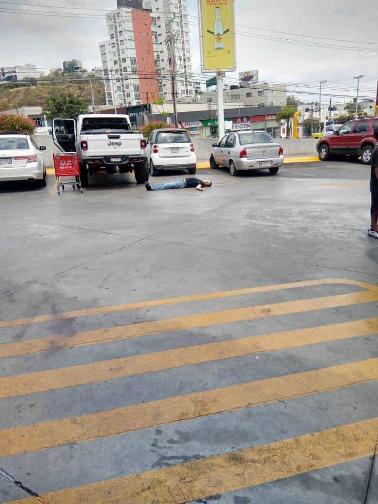 Un hombre fue ejecutado frente a sus dos hijos en el estacionamiento de un centro comercial, la tarde de ayer en la Avenida Raúl Rangel Frías en su cruce con Anillo Periférico, Colonia Sendero de las Colinas, al poniente de Monterrey.
