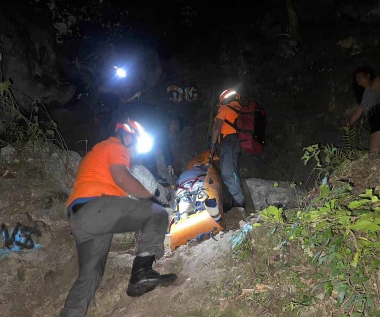 Rescatan a niño que cayó a un pozo en el Cerro de la Silla
