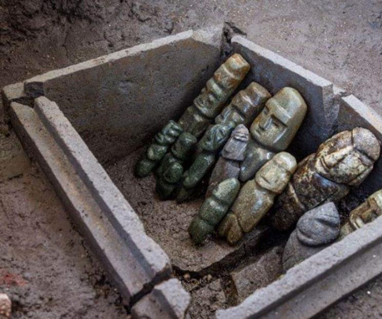 Hallan cofre de Piedra en Templo mayor con 15 esculturas