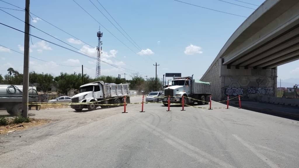 Un tráiler que remolcaba un contenedor de acero, terminó volcando a un costado de la Carretera Monterrey-Colombia en el municipio de Salinas Victoria.