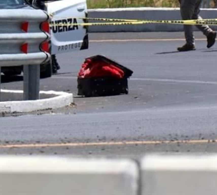 La ola de violencia no da tregua a las autoridades, al ser reportado el hallazgo de un cuerpo sin vida de una mujer, que fue abandonado dentro de una maleta de viaje en el municipio de Juárez.