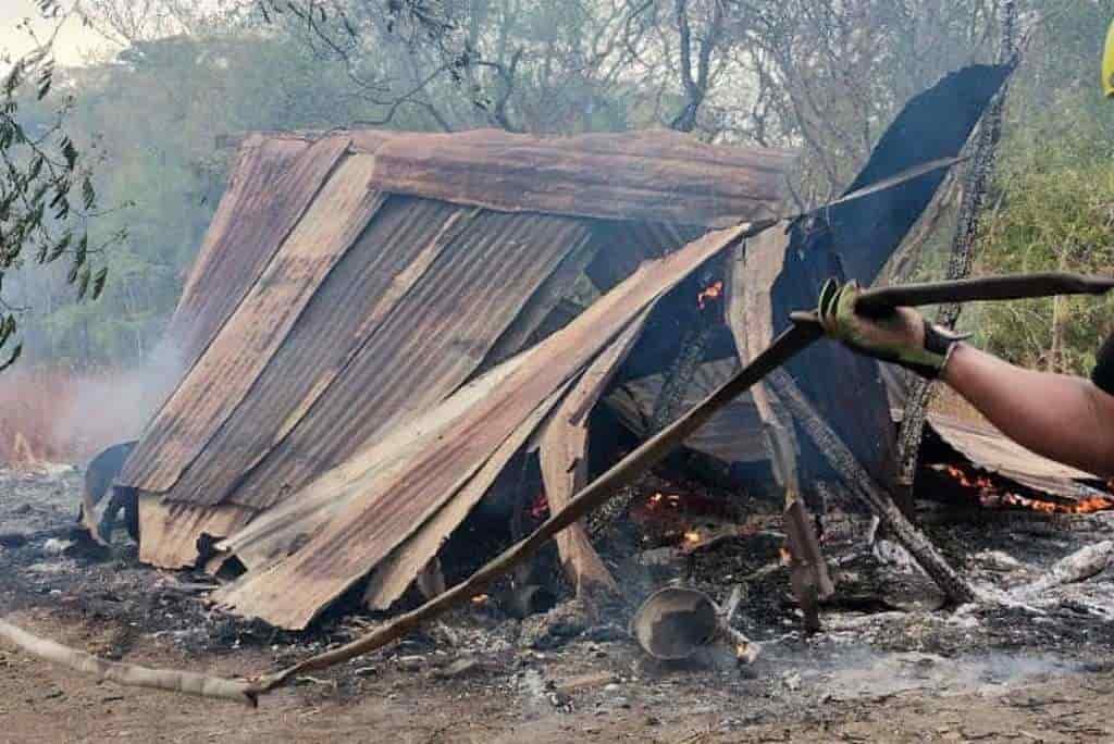 Una familia originaria del municipio de Montemorelos, perdieron todas sus pertenencias al incendiarse el tejaban en que residían.