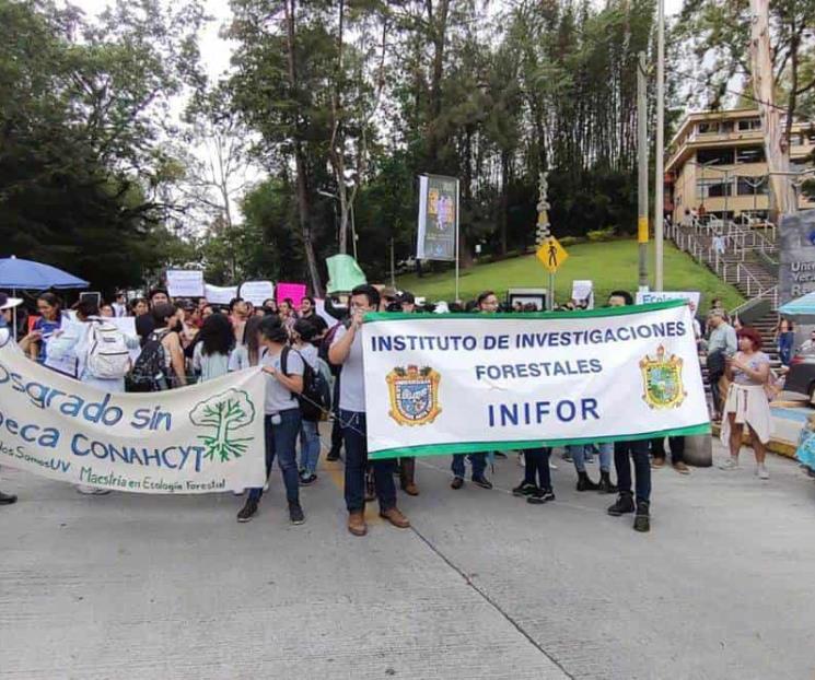 Por recorte a becas de Conahcyt, estudiantes protestan